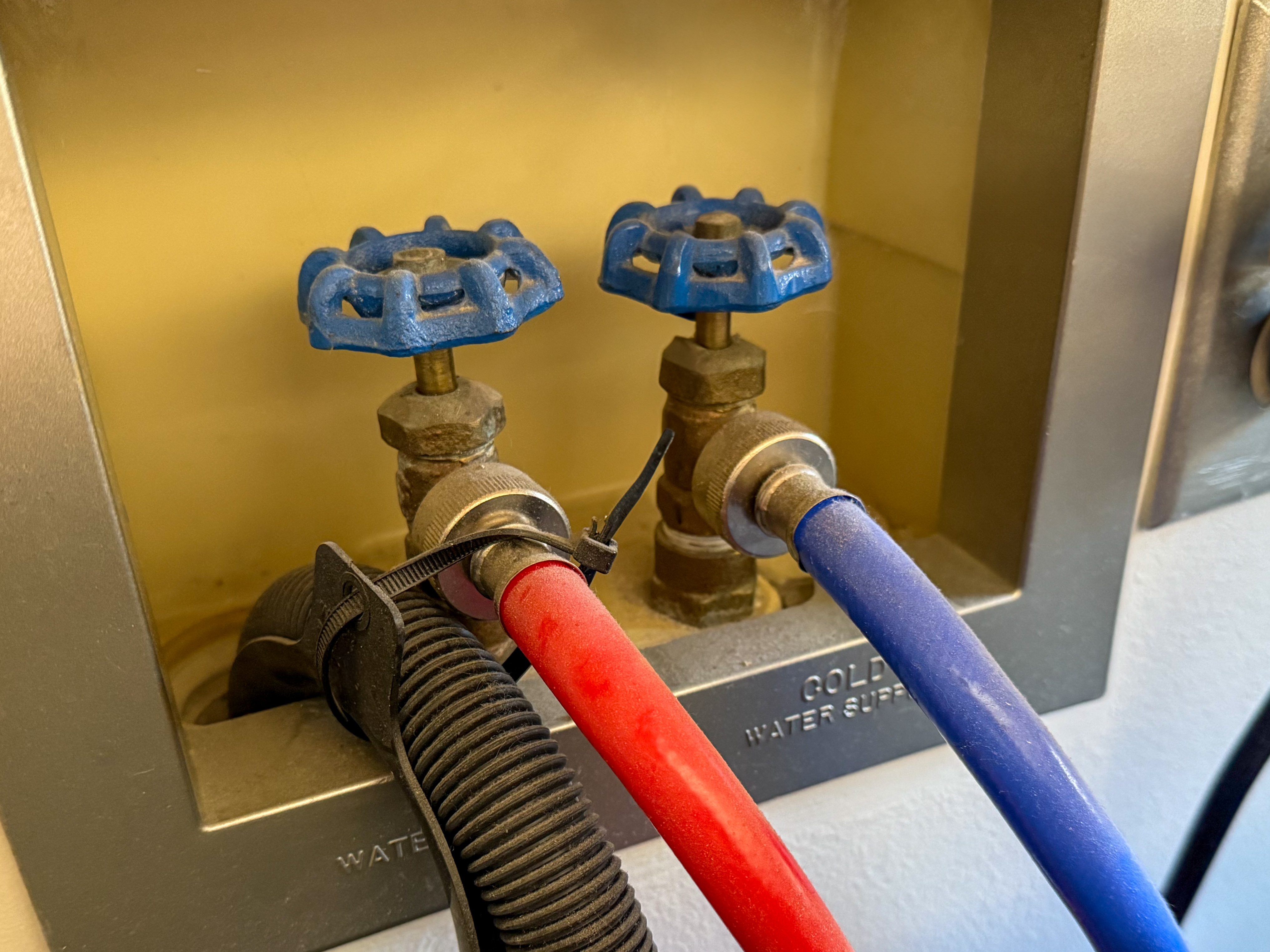 Kitchen & Laundry Hookups